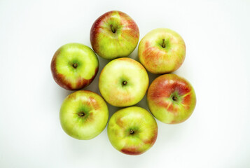 Fresh delicious apples on a white background. Healthy diet food, flat lay fruits composition.