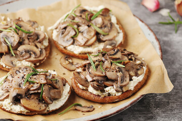 Open sandwiches with grilled mushrooms