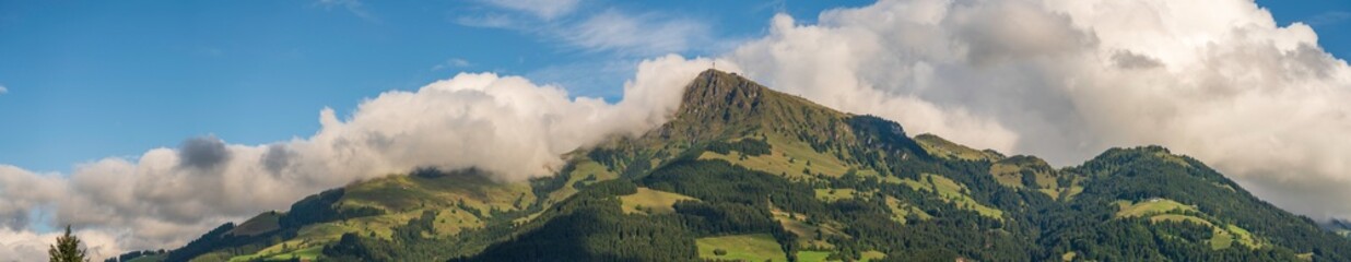 Kitzbüheler Horn mit Wolken Panorama