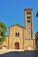 Ravenna,Emilia-Romagna,Italia-Basilica di San Francesco.
La chiesa, gioiello medievale datato tra il IX e il X secolo, è famosa per essere stato il luogo in cui si celebrarono le esequie di Dante.