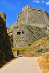 Gavi, Alessandria, Piemonte-Fronte

 Il forte di Gavi è una fortezza storica costruita dai genovesi e sorge su uno sperone roccioso che domina l'antico borgo di Gavi, da cui prende il nome.