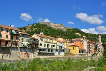 Gavi, Alessandria, Piemonte-Ponte sul torrente Lemme.
Vista della cittadina di Gavi, famosa per i suoi rinomati vini, e del suo possente Forte.