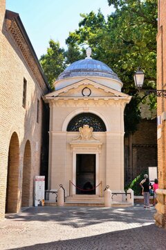 Ravenna,Emilia-Romagna,Italia-Tomba di Dante Alighieri.
La tomba di Dante &egrave; il tempietto in stile neoclassico eretto presso la basilica di San Francesco nel centro di Ravenna.