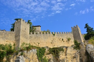 Fototapeta na wymiar Repubblica di San Marino. Le possenti mura che circondano il centro storico della Città di San Marino.