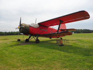 Fototapeta na wymiar red, old propeller airplane 