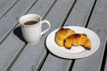 Desayunando con medialunas y cafe