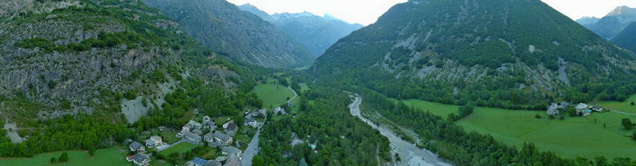 Fototapeta premium panorama aérien matinal du fond de la vallée du Valgaudemar avec vue sur l'Olan,morning aerial panorama of the bottom of the Valgaudemar valley with a view of the Olan