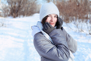 Fototapeta na wymiar portrait of a woman in winter