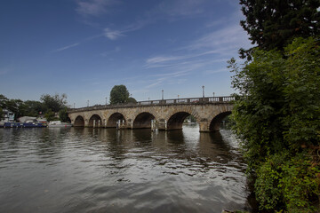Fototapeta premium The River Thames making its way through the town of Maidenhead in Berkshire, UK