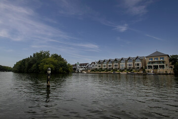 Fototapeta premium The River Thames making its way through the town of Maidenhead in Berkshire, UK