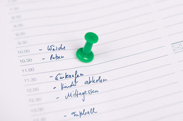 A to do list of parents in german language, washing, cooking, taking kids from school,...