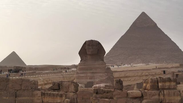great sphinx of giza pyramid of khafre and menkaure cairo egypt 