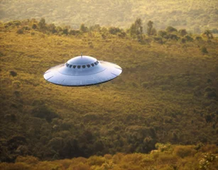 Photo sur Plexiglas UFO Objet volant non identifié et chaînes de montagnes