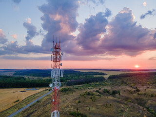 Obraz premium Telecommunication Antenna receiver on cell phone tower with 5G base station transceiver, aerial view. Telecom networking and equipment