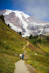 Obraz premium Couple hiking on mountain.