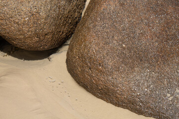 Fototapeta na wymiar pedra e areia da praia