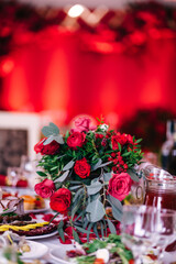 Obraz na płótnie Canvas Wedding decorations. A beautifully decorated festive table with a beautiful floral arrangement of fresh flowers in a vintage vase