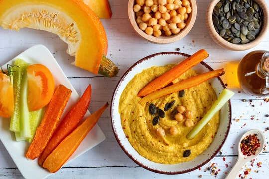 Domowy hummus z ciecierzycy i dyni z warzywami. Jesienne przekąski z dyni