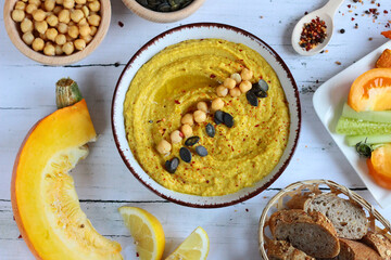 Domowy hummus z ciecierzycy i dyni z warzywami. Jesienne przekąski z dyni