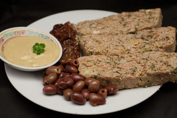 Abendsnack mit kaltem Hackbraten