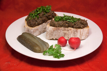 Brotaufstrich mit Avocado, Olive und Aubergine