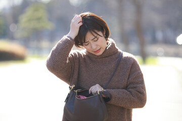 忘れ物に気付く女性