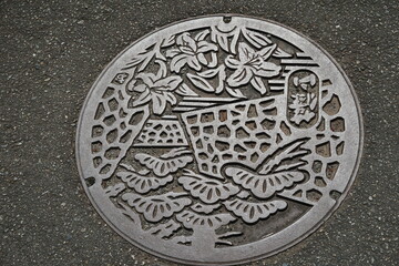 丹波篠山市のマンホール　石垣と松とユリ