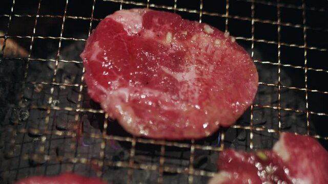 網の上で焼く肉