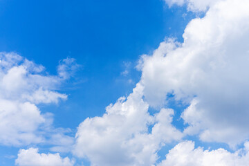Naklejka na ściany i meble 心地よい澄んだ青空と雲の背景素材_g_12