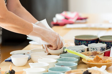 料理教室で味噌玉を作る女性の手元