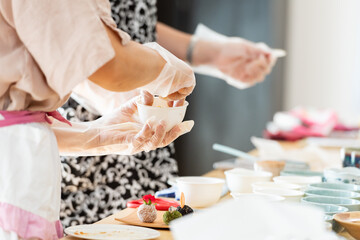 料理教室で味噌玉を作る女性の手元