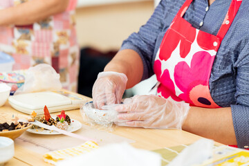 Obraz na płótnie Canvas 料理教室で味噌玉を作る女性の手元