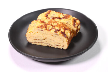 皿の上のだし巻き玉子