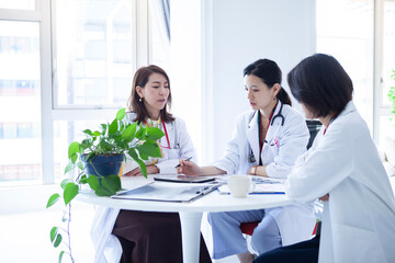 女性医師チームのミーティング