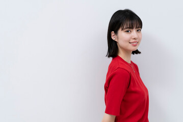 赤いシャツの爽やかな女性