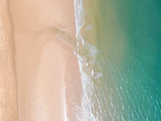Foto op Aluminium Aerial view of sandy beach and ocean with waves © 昊 周