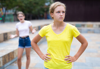 Girl was offended by the girlfriend after quarrel on the street