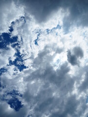 雲に隠れて見えない太陽