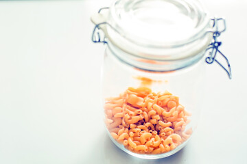 保存用ガラス容器に入ったマカロニ