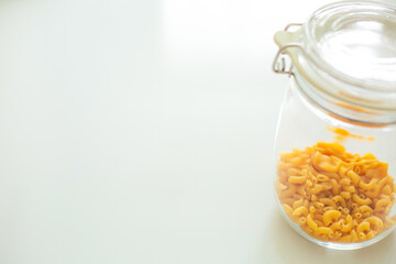 保存用ガラス容器に入ったマカロニ
