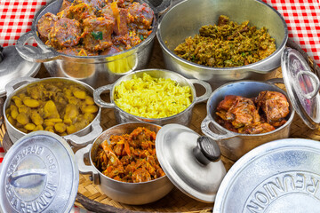 Gastronomie réunionnaise, caris et rougails traditionnels  dans petites marmites créoles 