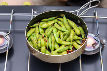 キャンプ場で調理する男性
キャンプ飯を作る人　男飯　男子ごはん