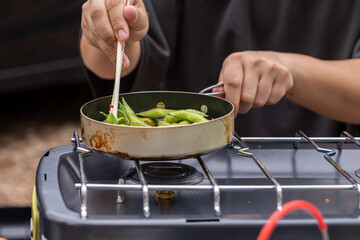 キャンプ場で調理する男性
キャンプ飯を作る人　男飯　男子ごはん