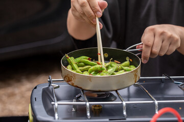 キャンプ場で調理する男性
キャンプ飯を作る人　男飯　男子ごはん