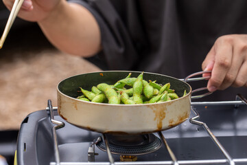 キャンプ場で調理する男性
キャンプ飯を作る人　男飯　男子ごはん