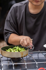 キャンプ場で調理する男性
キャンプ飯を作る人　男飯　男子ごはん