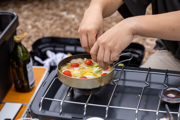 アヒージョを作る男性
男子ごはん
料理する男性