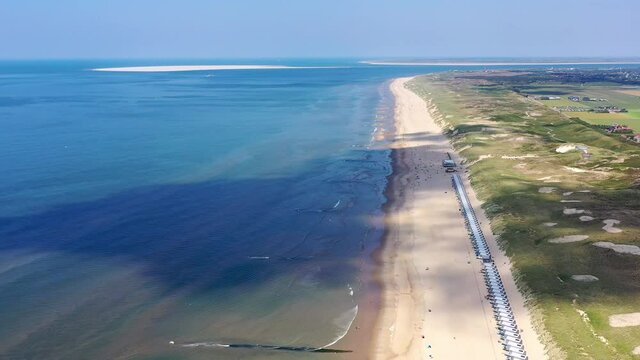 Drohnenaufnahme, Luftaufnahme, Flug entlang der K&uuml;ste von Julianadorp aan Zee an der Nordsee mit Blick auf Ferienh&auml;user direkt am Strand, die D&uuml;ne und die Landschaft dahinter, Den Helder, Nordholland,