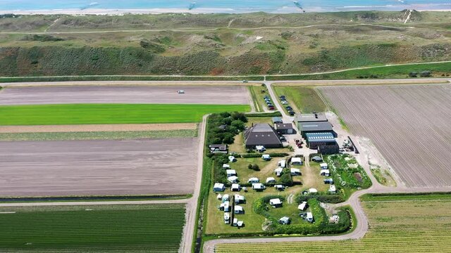 Drohnenaufnahme, Luftaufnahme, Flug &uuml;ber einen kleinen Campingplatz, eine D&uuml;ne und die K&uuml;ste der Nordsee in der N&auml;he von Julianadorp aan Zee, Den Helder, Nordholland, Niederlande