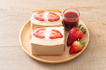 pancake sandwich strawberry fresh cream